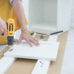 Lodówka nie chłodzi, a pralka przecieka – naprawa czy wymiana?